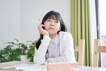 リビングで宿題のやる気を無くす日本人女子中学生