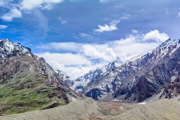 Fototapeta na wymiar Breathtaking landscape of the majestic himalayas and snow capped mountains. 
