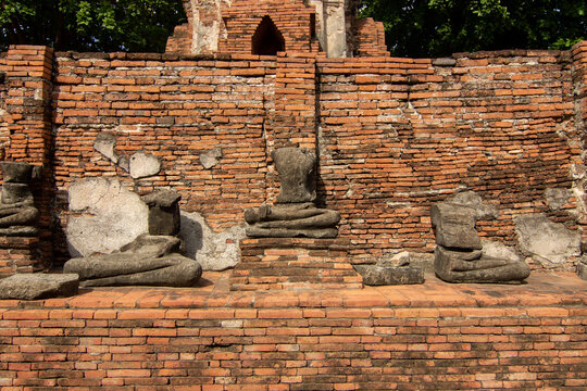The remains of ancient Buddha images and archaeological sites are important archaeological sites of Thailand, namely Wat Mahathat (Phra Nakhon Si Ayutthaya Province).