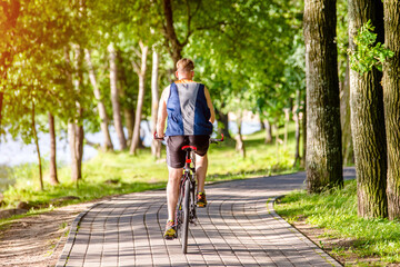 Obraz premium Cyclist ride on the bike path in the city Park 