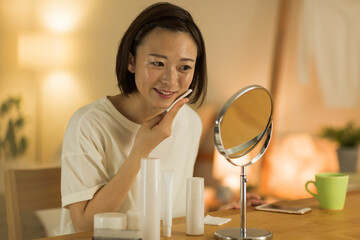 若い女性　スキンケア