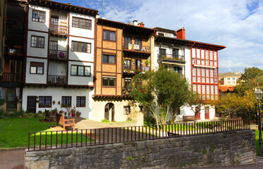 Maison typique de la ville d'Hondarribia en Espagne dans le Pays Basque dans un square