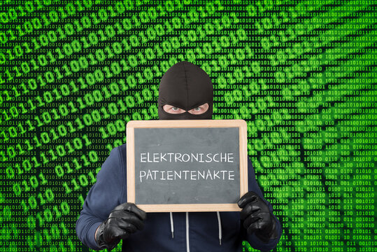 Hacker mit einer Tafel Elektronische Patientenakte ePA