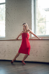 Obraz premium Woman practising dancing in the dance studio