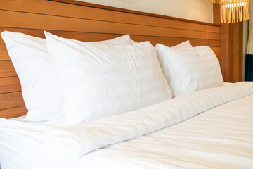 Fototapeta na wymiar white pillow decoration on bed in bedroom