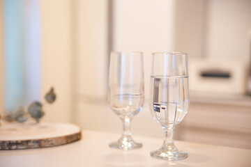 水が入った透明グラス。部屋、キッチン、おうち時間。