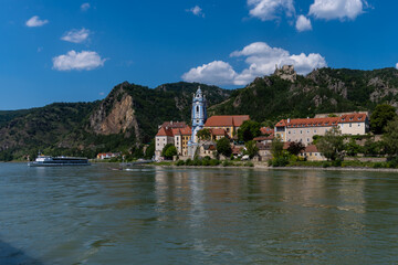 Fototapeta na wymiar Stadt an der Donau.