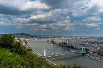 Fototapeta na wymiar Blick auf die Donau in Budapest.