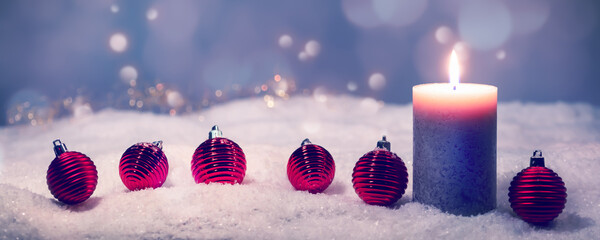 weihnachtsdekoration im schnee mit brennender kerze in einer reihe, dezember feiertag konzept banner