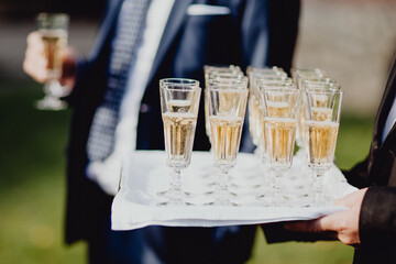 Servir des flûtes de champagne pour l'évènement