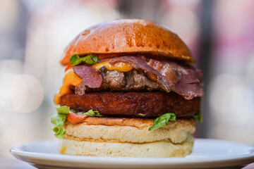 burger poulet frit, bacon et cheddar