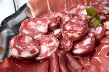 Vassoio con salumi e prosciutti italiani 
