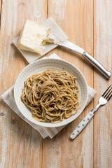 spaghetti with gorgonzola and black olives sauce
