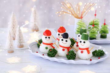 Snowman rice balls with tomato, cucumber, black olive, seaweed, fried pasta.
Christmas party food idea. 雪だるまおにぎり