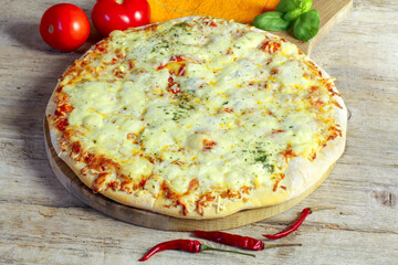 pizza aux fromages sur une table en bois