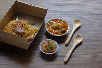 Roasted meat served with rice , dalca and sour sauce . This food is well-known in the Northern Peninsular Malaysia known as 