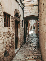 Fototapeta na wymiar narrow street in the centre of trogir