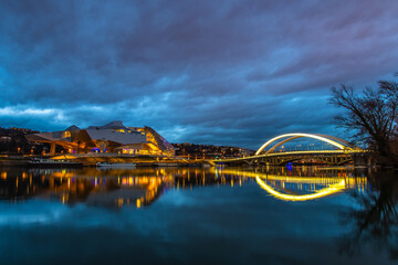 Musée des Confluences zu blauer Stunde