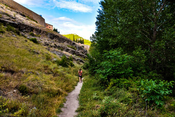 Caminando por un sendero estrecho en el bosque