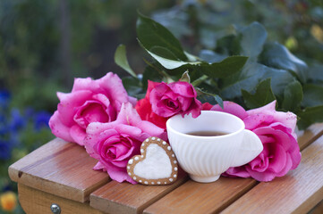 Obraz na płótnie Canvas cup of coffee, heart shaped cookies, bouquet of pink roses. with love.