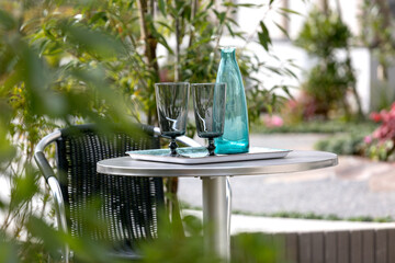 ガーデニング、庭の木陰のテーブルで一休み