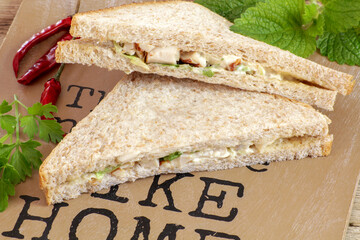 sandwich club au poulet sur une planche à découper