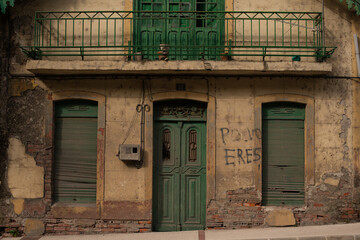 Fototapeta na wymiar Casa abandonada en un pueblo de Castilla y León con una pared pintada en la que se puede leer 