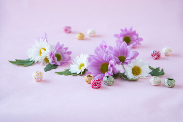 カラフルな水引玉とピンクと白の小菊のデザイン