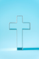 Obraz premium Christian cross on blue background with soft bokeh lights background. Copy space. Banner. Church worship, salvation concept. Faith symbol in Jesus Christ. Holy cross for good friday, Easter day