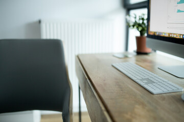 Fototapeta eleganckie drewniane biurko, home office, komputer z białą klawiaturą  obraz