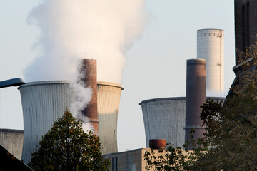 Kühltürme im Industriegebiet