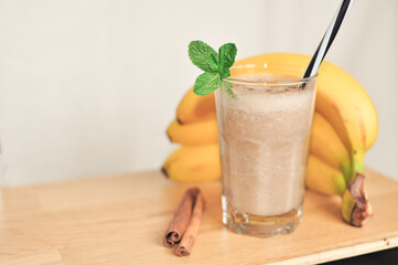 preparing banana smoothie with cinnamon and mint