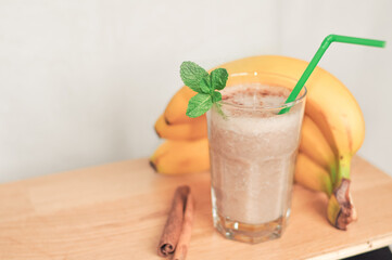 preparing banana smoothie with cinnamon and mint