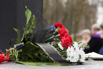 Białoczerwony bukiet kwiatów pogrzebowych 