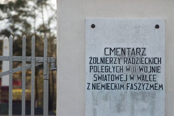 Brama na cmentarz poległych żołnierzy radzieckich  - obrazy, fototapety, plakaty