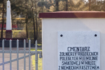 Obraz premium Radziecki cmentarz poległych żołnierzy na ziemiach polskich w II wojnie światowej