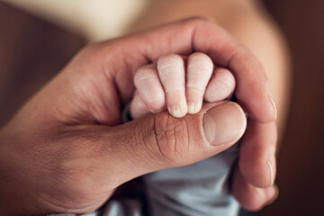 Papa in Liebe mit Hand vom Kind