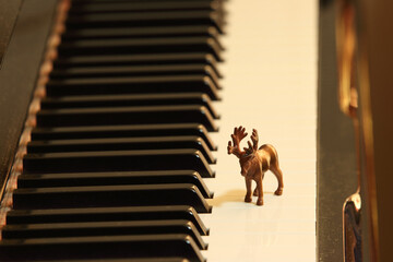 ピアノの鍵盤の上の小さな動物のオモチャ - obrazy, fototapety, plakaty