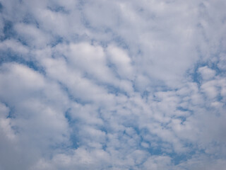 Ein teilweise blauer Himmel mit hellen Wolken