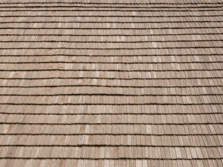 Mit Holznägel befestigte Schindeln auf einem Dach
