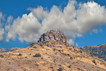 Autumn is a cloud from the blue sky that will be taken to the top of a lonely cliff.