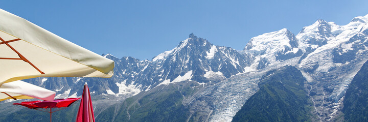 Vue sur les Alpes en été depuis la terrasse d'un restaurant panoramique