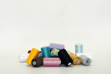 Verschiedene Garn zum nähen freigestellt auf weißem Hintergrund