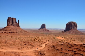 Fototapeta na wymiar Monument valley in Arizona, USA, Sentinel Mesa, West Mitten butte, East Mitten Butte, Merrick Butte