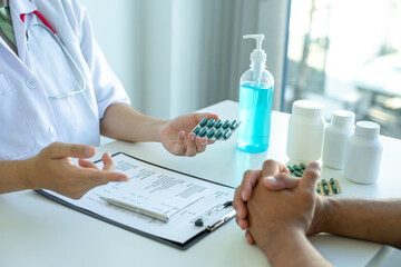 Doctors are currently recommending treatment pills to monitor the results of the annual physical examination. And follow the symptom check after taking the medicine, health examination concept