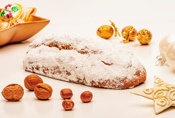 Selbstgebackerner Christstollen mit Puderzucker als Weihanchtsgebäck