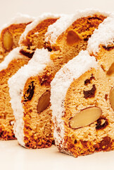 Selbstgebackerner Christstollen mit Puderzucker als Weihanchtsgebäck