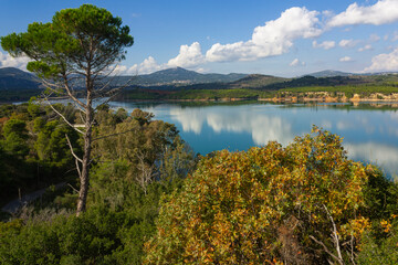 Fototapeta na wymiar View over a lake on an autumn day