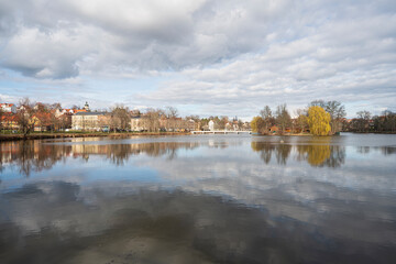 Obraz premium Der Große Teich mit dem Inselzoo ist eine kleine Oase inmitten der Stadt Altenburg