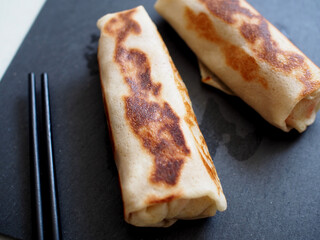 Rollos de primavera en primer plano. Comida china. Comida asiática.